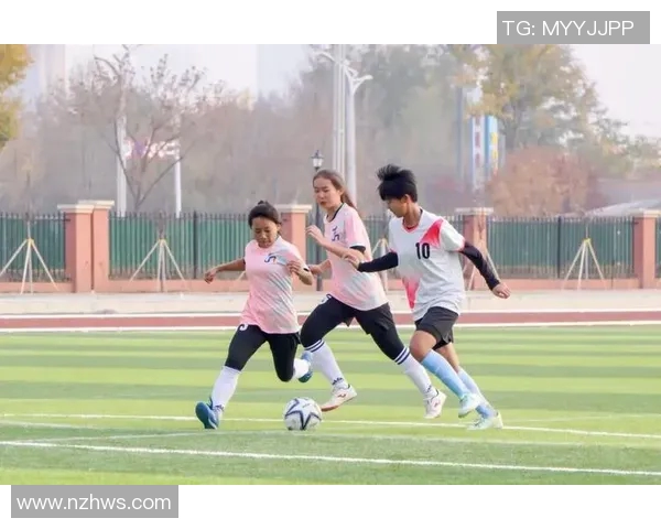 花海足球球星闪耀绿茵赛场展现非凡技艺与团队精神